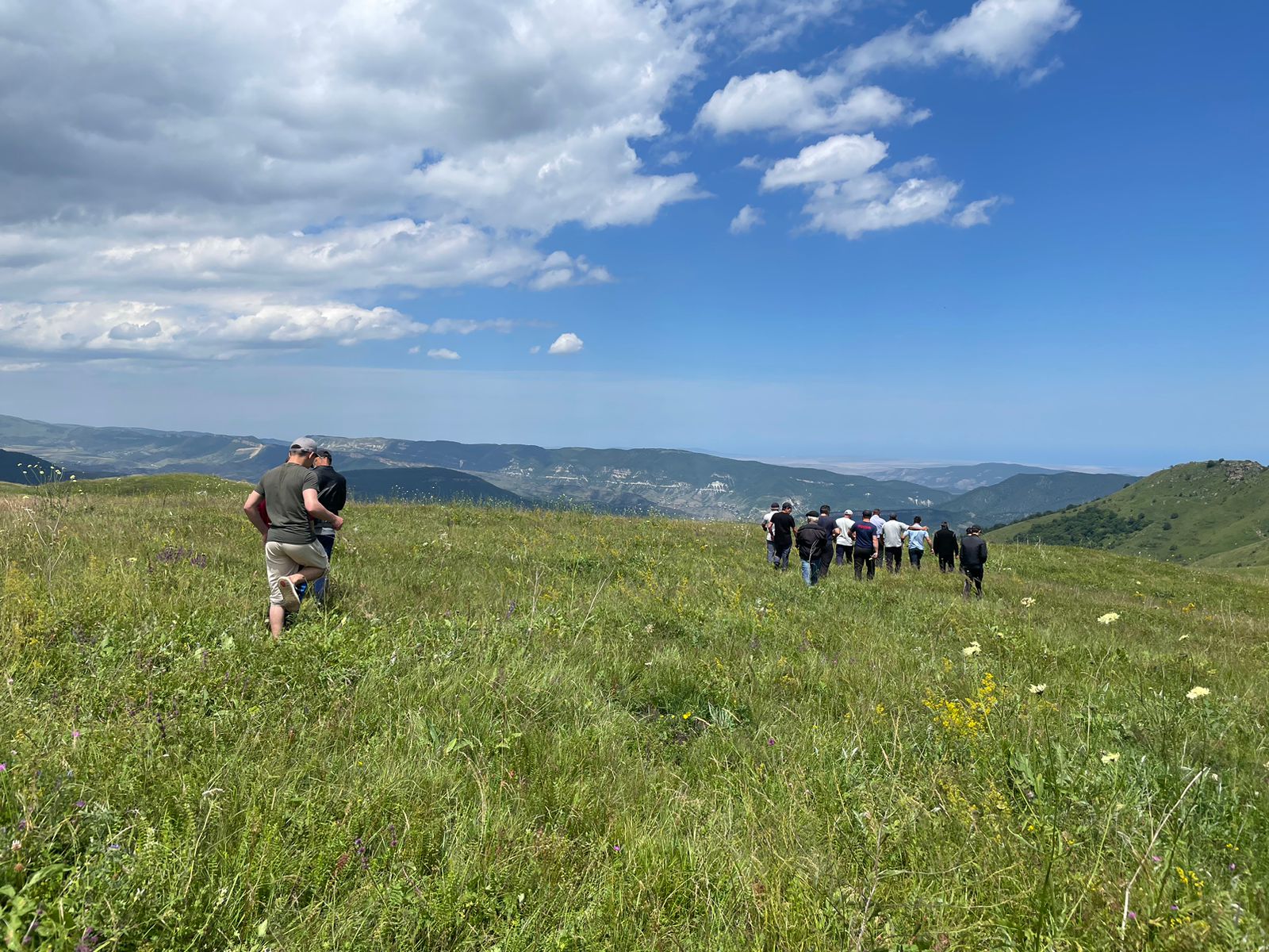 Администрация МО &quot;сельсовет Уркарахский&quot; 19.07.2023 г. в составе комиссии и в присутствии депутатов сельского собрания МО &quot;с/с Уркарахский&quot;, также жителей села Уркарах, провели работу по распределению земельных участков под сенокос в местности &quot;Къаба&quot;..